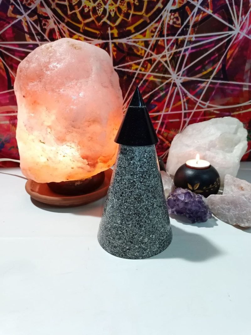 Orgonita Pirámide Cono con punta de Magnetita - Imagen 2
