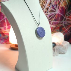 Orgonita / Electronite Colgante o llavero Chakra Corona formato Semicirculo