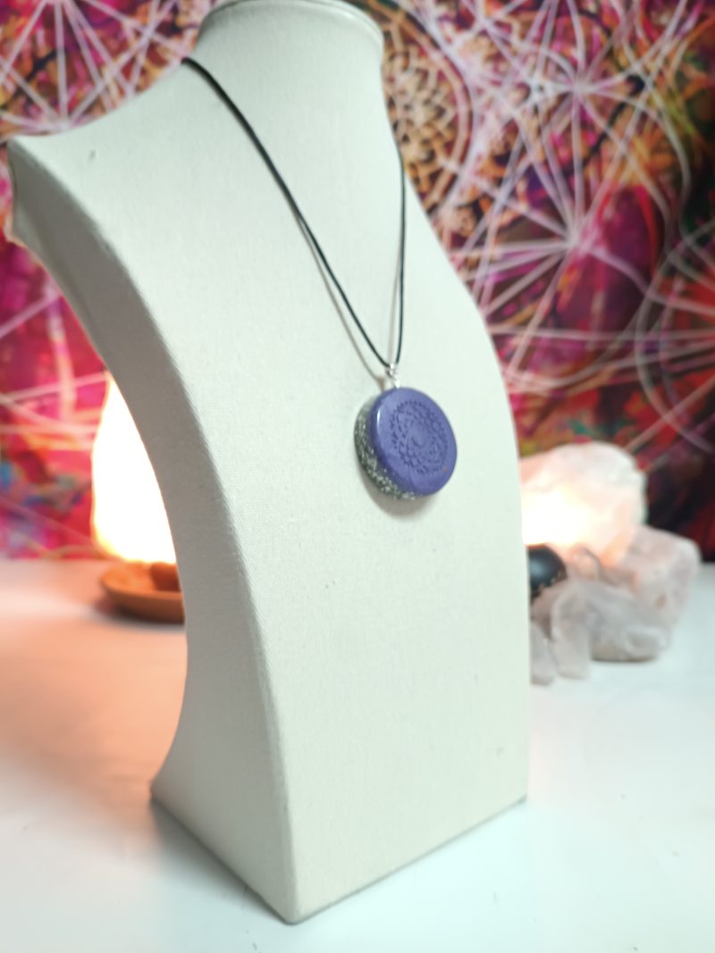 Orgonita / Electronite Colgante o llavero Chakra Corona formato Semicirculo - Imagen 4