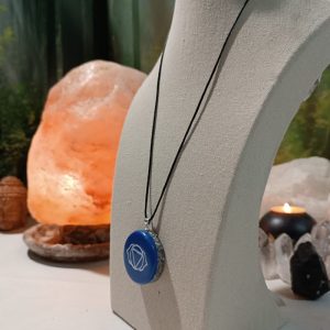 Orgonita / Electronite Colgante o llavero Chakra Tercer Ojo formato Semicírculo