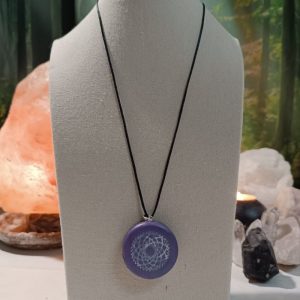 Orgonita / Electronite Colgante o llavero Chakra Corona formato Semicirculo