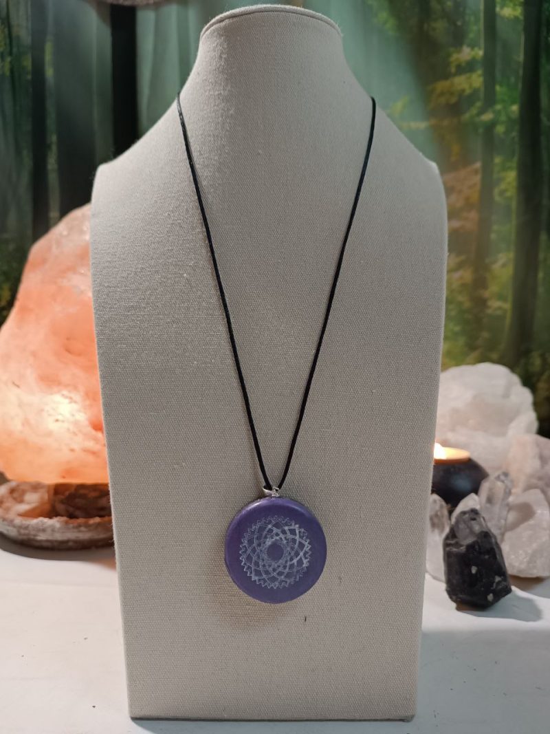 Orgonita / Electronite Colgante o llavero Chakra Corona formato Semicirculo