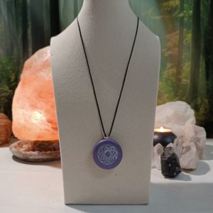 Orgonita / Electronite Colgante o llavero Chakra Corona formato Semicirculo