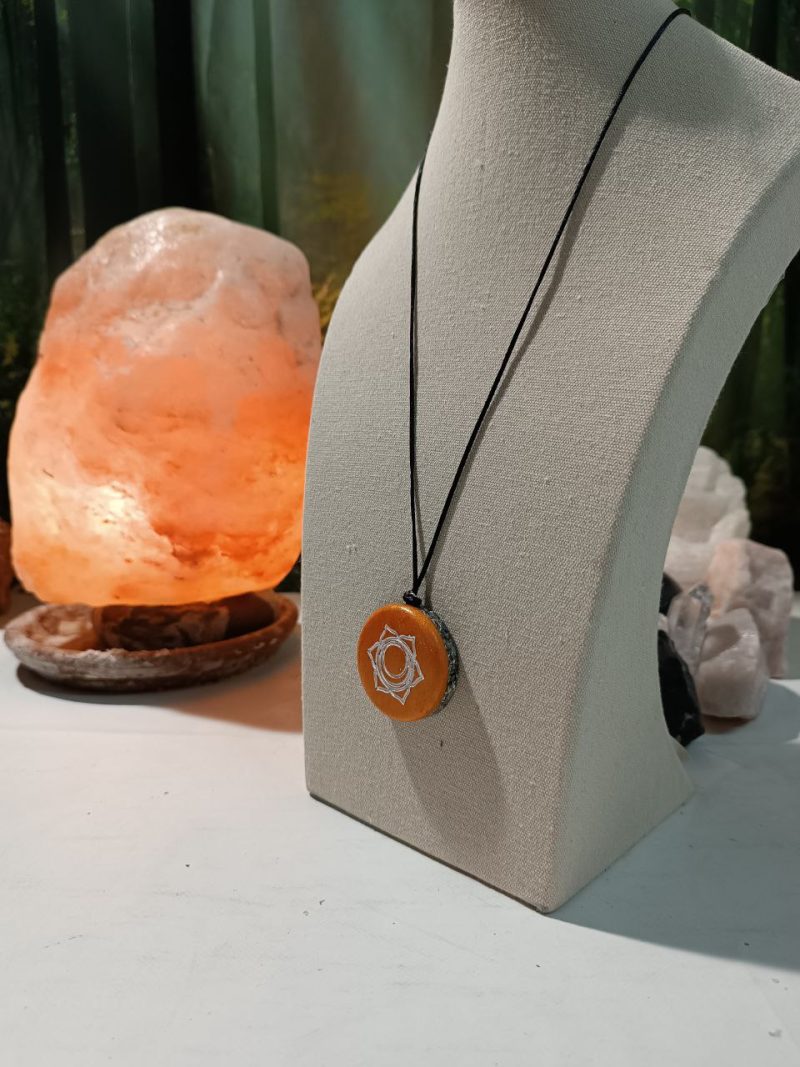 Orgonita / Electronite Colgante o llavero Sacro formato Semicírculo - Imagen 3