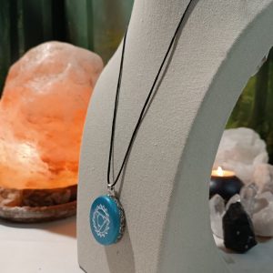 Orgonita / Electronite Colgante o llavero Chakra de Garganta formato Semicirculo