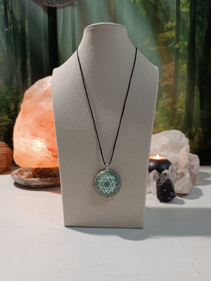 Orgonita / Electronite Colgante o llavero Chakra Corazón o Cardíaco formato Semiesfera - Imagen 4