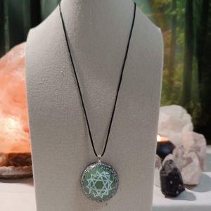 Orgonita / Electronite Colgante o llavero Chakra Corazón o Cardíaco formato Semiesfera