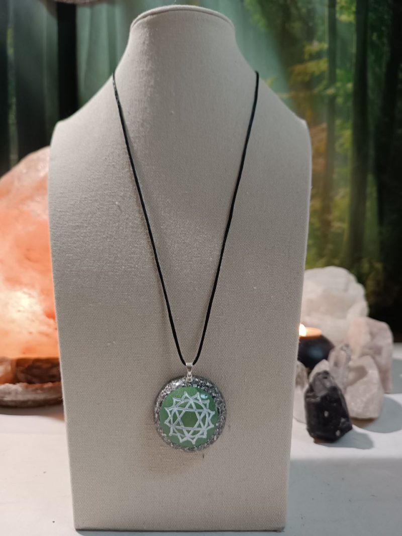 Orgonita / Electronite Colgante o llavero Chakra Corazón o Cardíaco formato Semiesfera