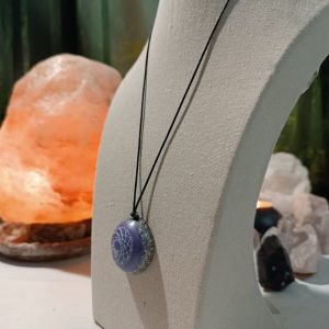 Orgonita / Electronite Colgante o llavero Chakra Corona formato Semiesfera