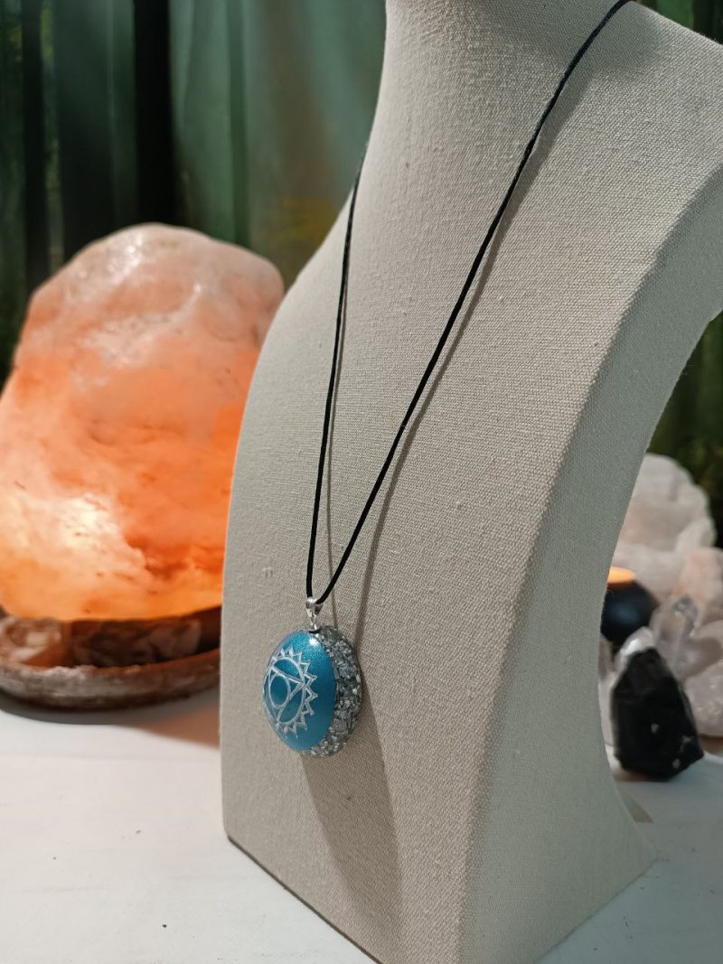 Orgonita / Electronite Colgante o llavero Chakra de Garganta formato Semiesfera - Imagen 3