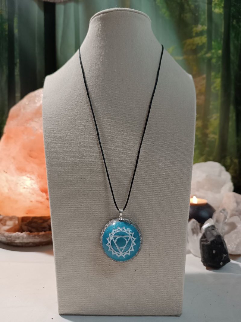 Orgonita / Electronite Colgante o llavero Chakra de Garganta formato Semiesfera