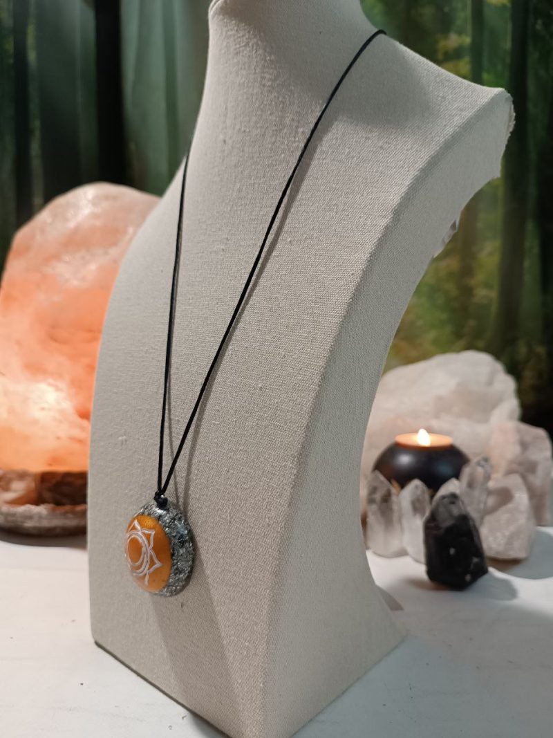 Orgonita / Electronite Colgante o llavero Chakra Sacro formato Semiesfera - Imagen 3