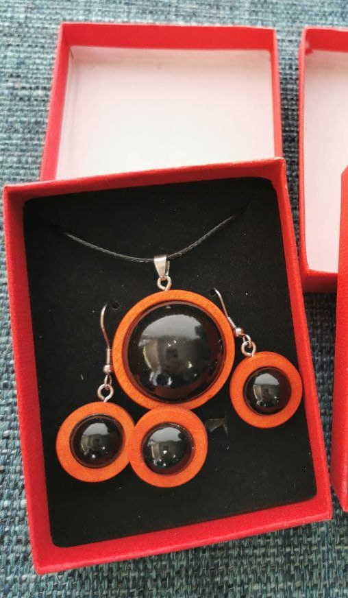 Colgante, pendientes y anillo de Shungita en madera 2 Colores - Imagen 2