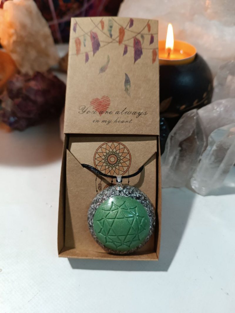 Orgonita / Electronite Colgante o llavero Chakra Corazón o Cardíaco formato Semiesfera - Imagen 6