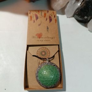 Orgonita / Electronite Colgante o llavero Chakra Corazón o Cardíaco formato Semiesfera