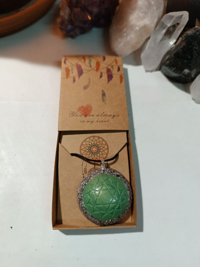 Orgonita / Electronite Colgante o llavero Chakra Corazón o Cardíaco formato Semiesfera - Imagen 5