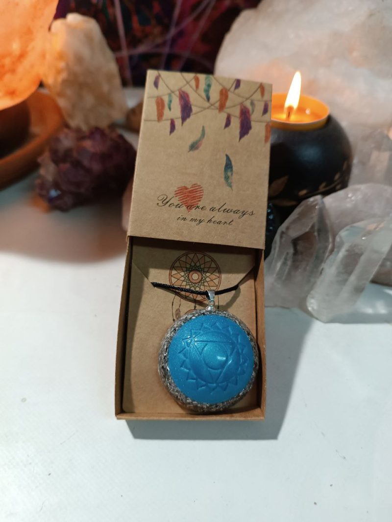 Orgonita / Electronite Colgante o llavero Chakra de Garganta formato Semiesfera - Imagen 6