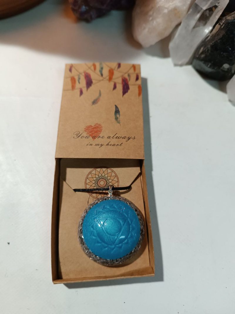 Orgonita / Electronite Colgante o llavero Chakra de Garganta formato Semiesfera - Imagen 5